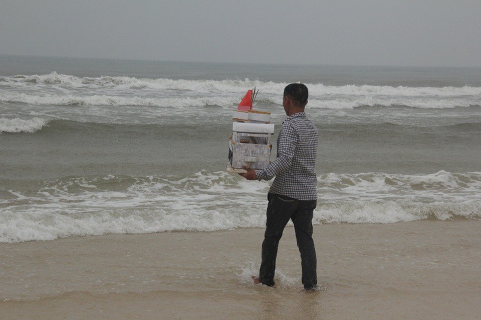 Con tàu giấy có viết ký hiệu HQ - 604 do anh Hoành tự làm được anh thả ra biển trong ngày 14/3