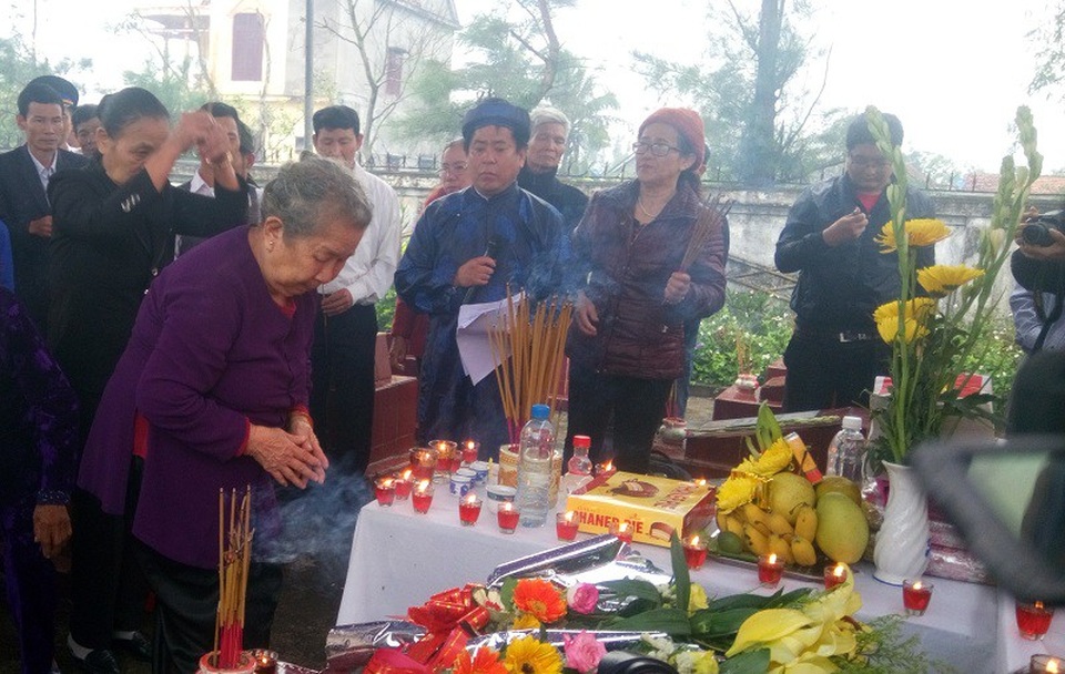 Mẹ Hồ Thị Đức bên mộ của con trai, liệt sỹ Trần Văn Phương