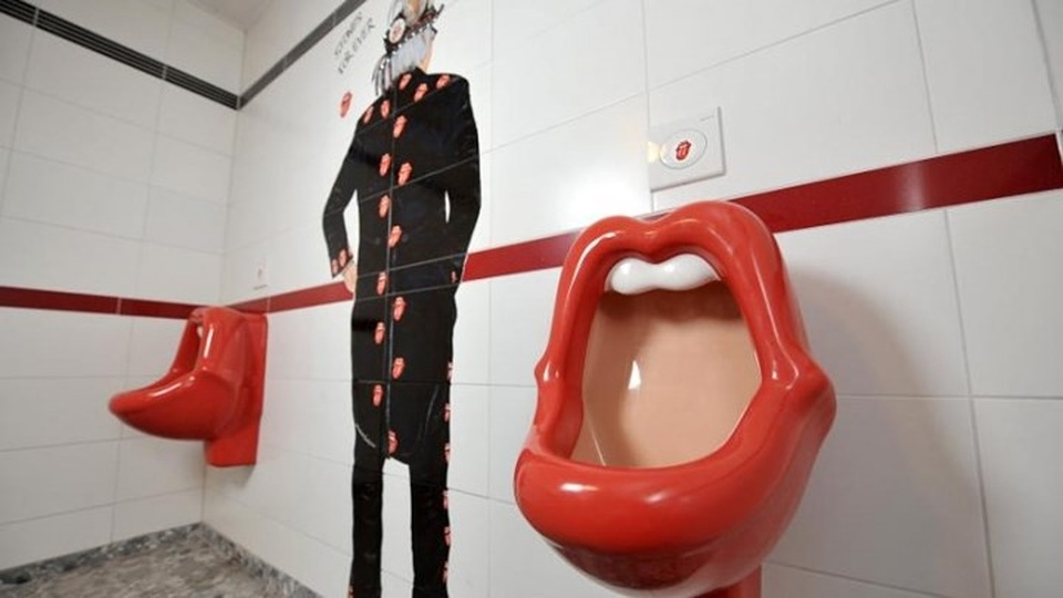 Muôn kiểu nhà WC dị nhất hành tinh - 7 Nhà vệ sinh dành cho nam giới ở bảo tàng Rolling Stones tại thành phố Mönchengladbach, Đức.