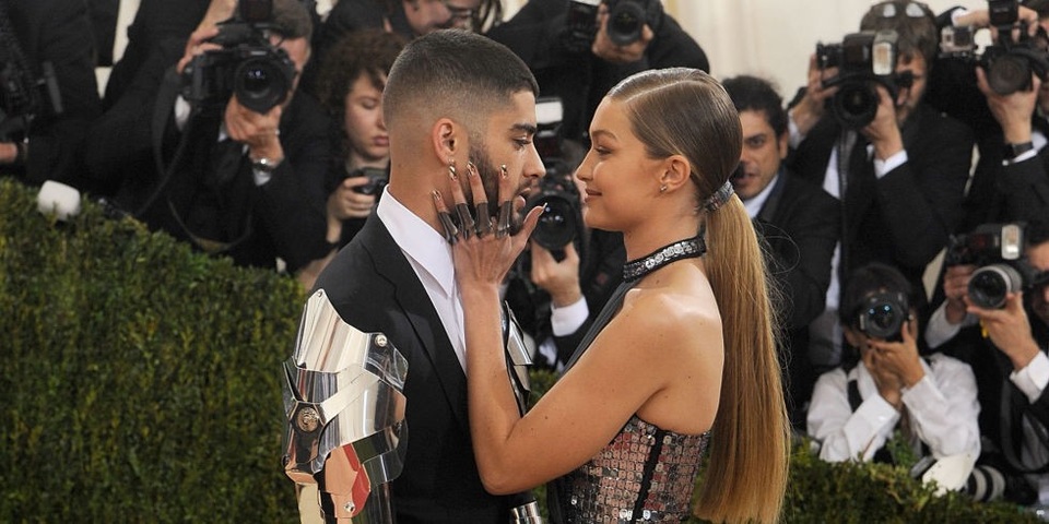 
Mẹ của Gigi, người mẫu Yolanda cũng dành nhiều tình cảm cho bạn trai của con, bà nói sẽ luôn ủng hộ và yêu thương hai con, Zayn như con của tôi, cậu ấy tới từ Anh, lập nghiệp ở Mỹ, không có gia đình ở bên và tôi lo lắng cho cậu ấy như con mình.
