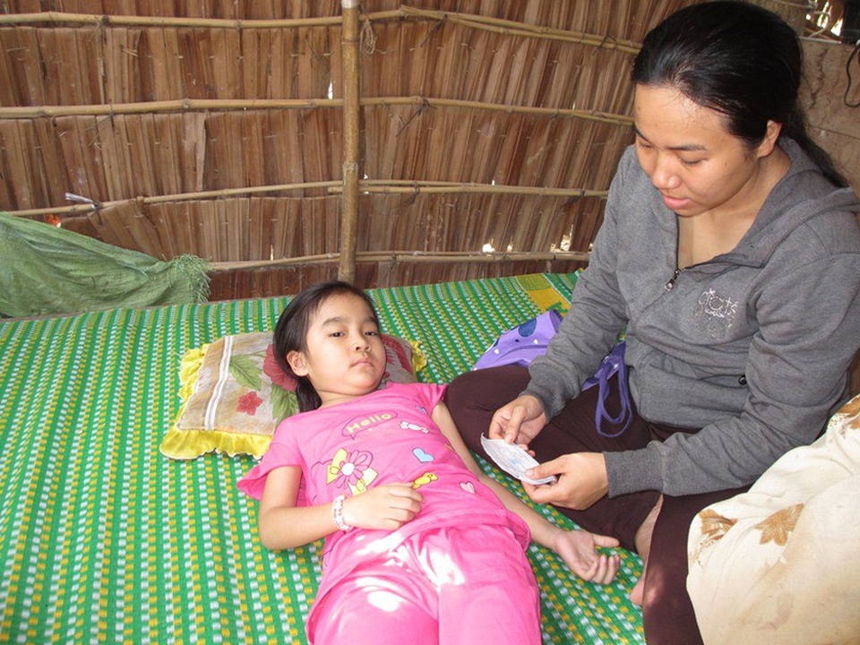 Đáng thương bé gái 7 tuổi mắc bệnh ung thư máu - 2 Do sức khỏe không tốt, suốt ngày bé Kim chỉ nằm suốt ở nhà