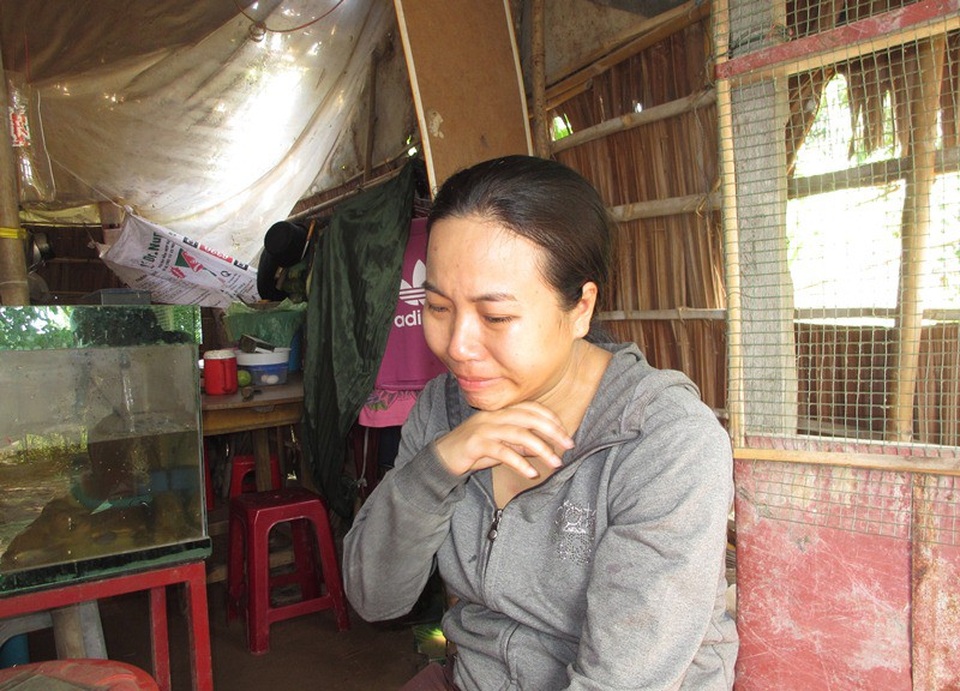 Đáng thương bé gái 7 tuổi mắc bệnh ung thư máu - 4 Mẹ bé Kim xúc động khi nhớ lại bất hạnh đời mình.