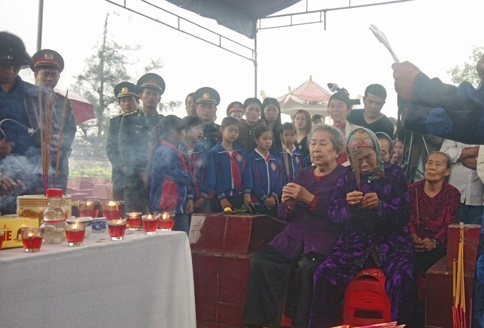 Trước phần mộ liệt sĩ Trần Văn Phương, một cảm giác xúc động, khó diễn tả bằng lời.