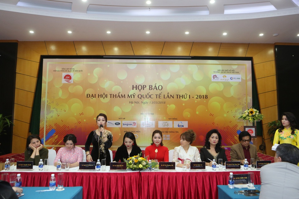 “Đại hội Thẩm mỹ Quốc tế” - Ngày hội lớn của ngành thẩm mỹ Việt Nam - 5 Chị Đỗ Phương Anh chụp ảnh cùng các nhà đầu tư