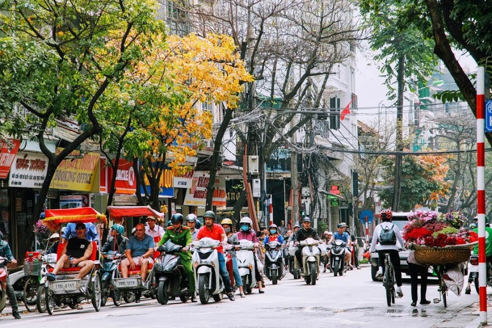 Những ngày giao mùa, thời tiết Hà Nội thay đổi rõ rệt, lúc nắng, lúc mưa khi lại bảng lảng mây mù.