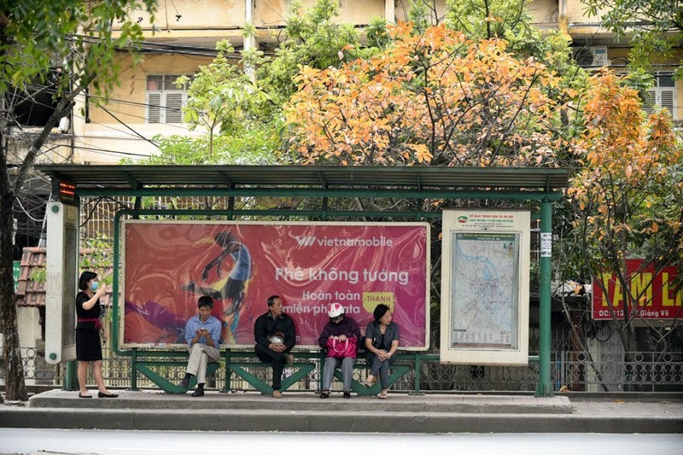 Những ngày này đi trên những tuyến phố như: Phan Đình Phùng, Thanh Niên, Hồ Hoàn Kiếm… cảm giác như được lạc vào một miền cổ tích lãng mạn với những sắc vàng, sắc đỏ và chồi xanh mới chớm. Đây cũng là lúc người Hà Nội cảm nhận rất rõ khoảnh khắc giao mùa từ xuân sang hạ.