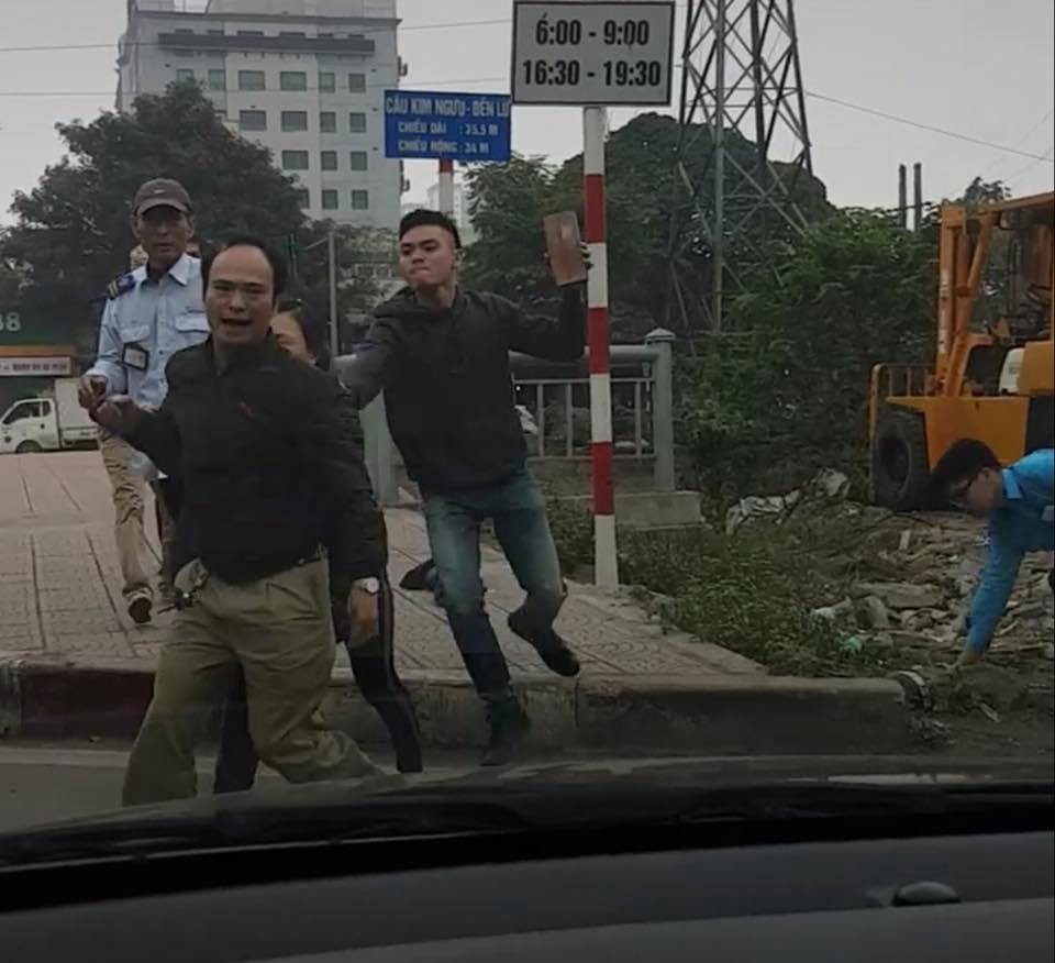 Hà Nội: Va chạm với xe buýt, tài xế xe tải bị nhóm người cầm gạch đuổi đánh - 1
Sau khi xảy ra va chạm với xe buýt, tài xế xe tải đã bị một số người cầm gạch đuổi đánh (Ảnh: Bình Thanh).