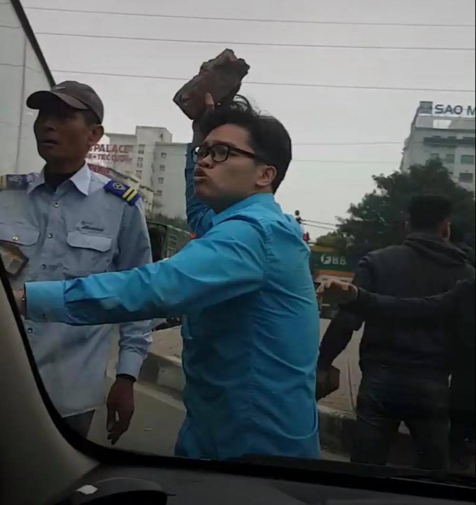 Hà Nội: Va chạm với xe buýt, tài xế xe tải bị nhóm người cầm gạch đuổi đánh - 2 Hai trong số 3 người mặc quần áo nhân viên phục vụ xe buýt tham gia đánh tài xế xe tải.