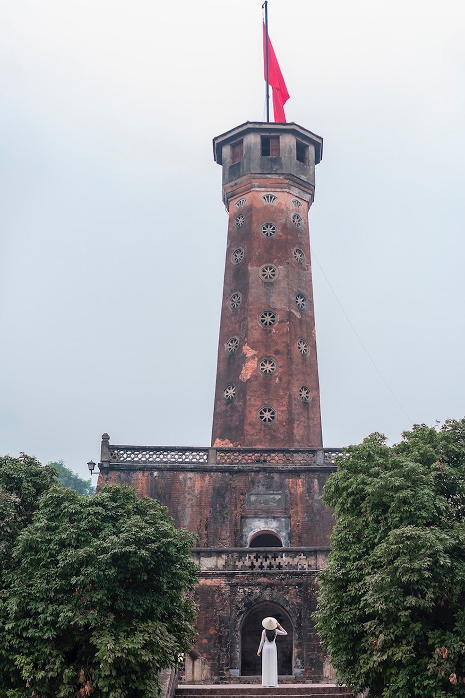 Linh đã tới nhiều địa điểm du lịch nổi tiếng tại Hà Nội, TP. Hồ Chí Minh để thực hiện bộ ảnh này.