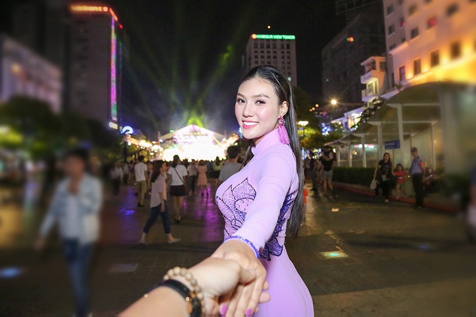 Thông qua chiếc áo dài, chúng ta khiến bạn bè nhìn nhận về một đất nước biết tôn trọng cái đẹp, tôn trọng người phụ nữ”, Linh nói.