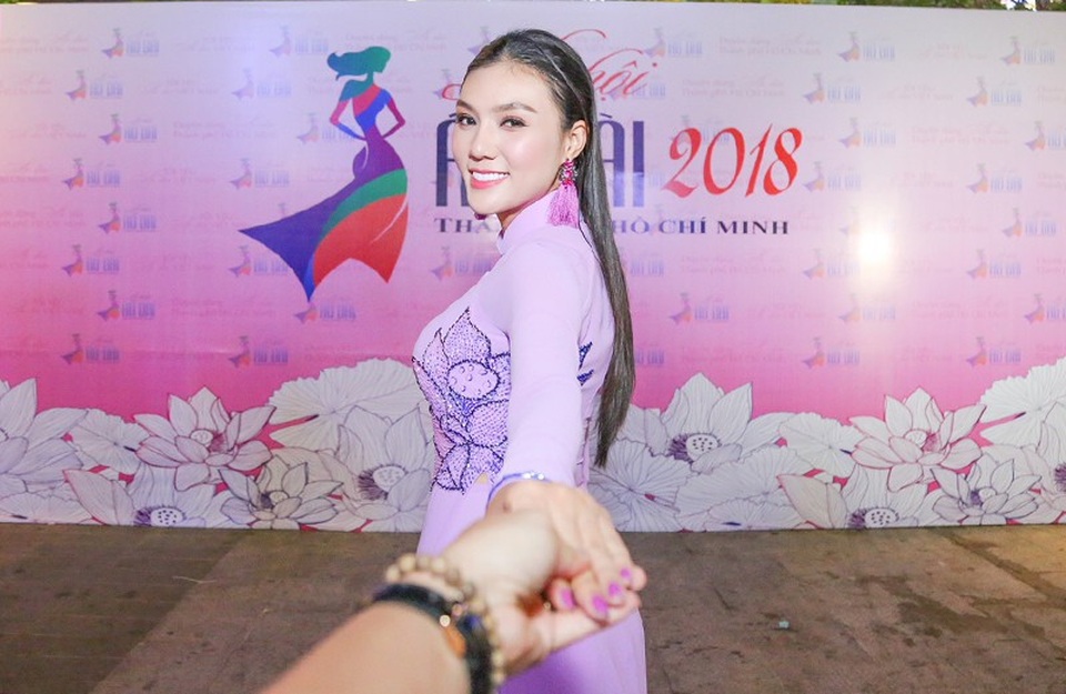 “Khi nói đến chiếc áo dài Việt Nam chúng ta nghĩ ngay đến hình tượng của người phụ nữ Việt Nam. cho dù ở tầng lớp nào khi khoác lên mình chiếc áo dài Việt Nam thì những nét đẹp của cơ thể bộc lộ một cách rõ nét nhất, duyên dáng nhất dịu dàng , nhẹ nhàng nhất và cũng là tinh tế nhất.