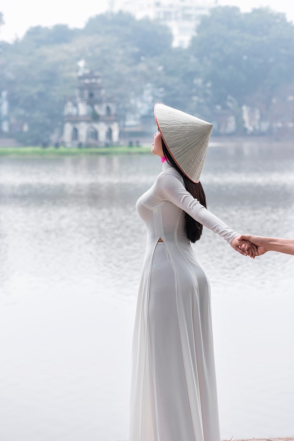 “Áo dài trải qua bao nhiêu năm tháng cùng sự phát triển của đất nước, chính vì ý nghĩa lịch sử của chiếc áo dài trở thành điểm nối giao thoa giữa các dòng lịch sử của dân tộc, giữa các thế hệ”, đó là cảm nhận của Giao Linh về tà áo dài.