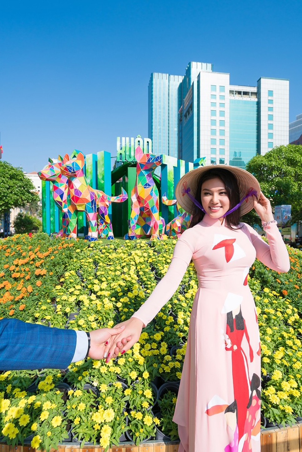 Cô nói: “Em muốn thông qua hình ảnh tà áo dài duyên dáng (quốc phục của chúng ta) để quảng bá du lịch Việt Nam đến với bạn bè quốc tế. Em mượn ý tưởng của trào lưu chụp ảnh Follow her (Theo em đi khắp thế gian) để khoe với du khách hình ảnh đẹp của tà áo dài cũng như cảnh đẹp Việt Nam”.