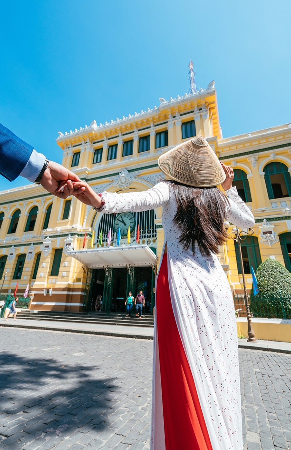 Linh mong rằng cô sẽ là người khởi nguồn cảm hứng cho nhiều bạn trẻ cùng chụp ảnh theo hashtag #followheraodai để cùng nhau tô điểm một bức tranh rộng khắp mọi miền đất nước để mang vẻ đẹp của áo dài đến với bạn bè thế giới.