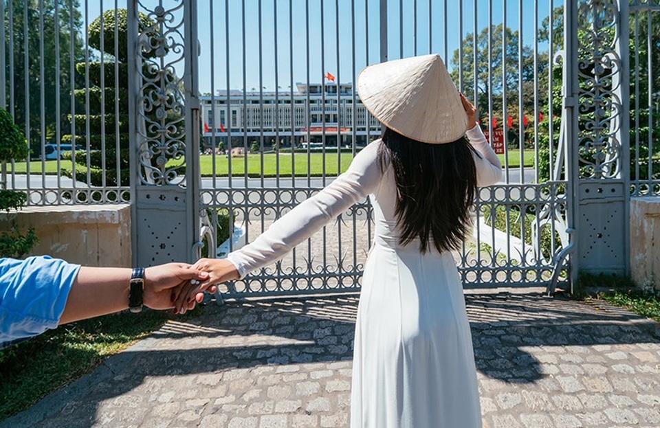 
Là quân nhân, chỉ có trọn vẹn có 5 ngày phép, Linh dành hết thời gian để mang áo dài đi khắp nơi, canh từng khoảnh khắc đẹp những địa điểm đẹp để chụp ảnh.
