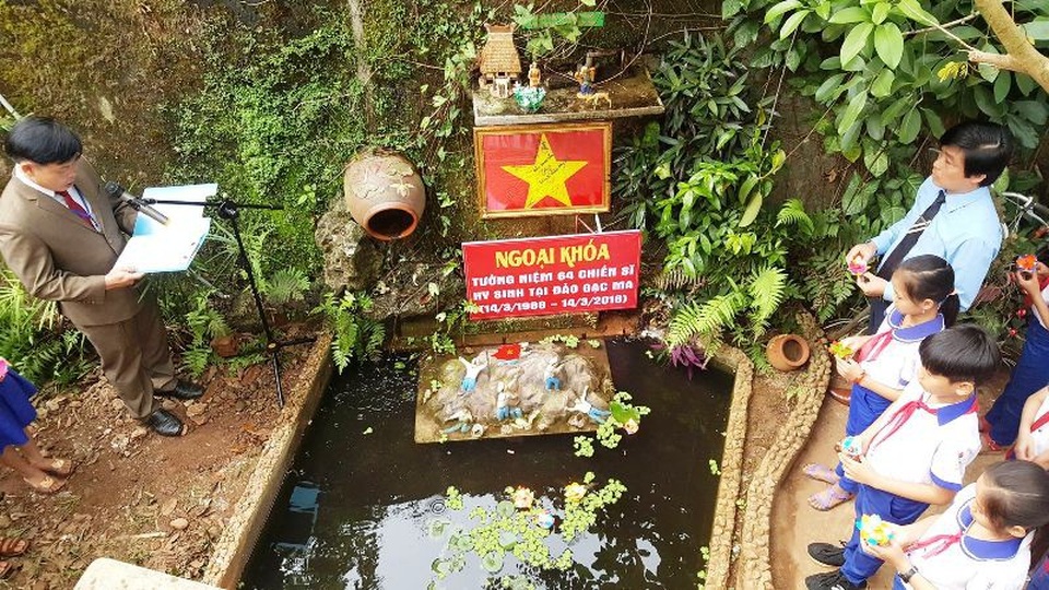 Học sinh tiểu học miền núi tưởng niệm các liệt sĩ hy sinh tại đảo Gạc Ma - 2 Thầy và trò trường Tiểu học Hướng Phùng tham gia tiết học ngoại khóa tri ân các liệt sĩ hy sinh tại Gạc Ma
