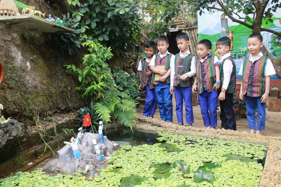Học sinh tiểu học miền núi tưởng niệm các liệt sĩ hy sinh tại đảo Gạc Ma - 1 Học sinh tham quan mô hình đảo Gạc Ma