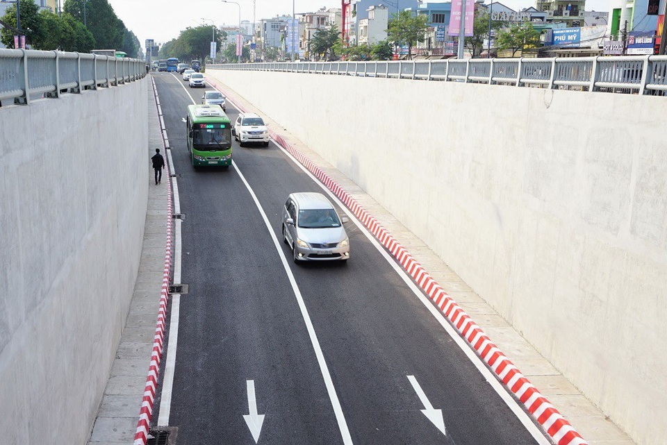 Thông xe hầm chui An Sương, mở “nút thắt” cửa ngõ Tây Bắc Sài Gòn - 2 Hầm chui hướng đường Trường Chinh đi quốc lộ 22 có 2 làn xe, hiện chỉ cho phép ô tô qua hầm