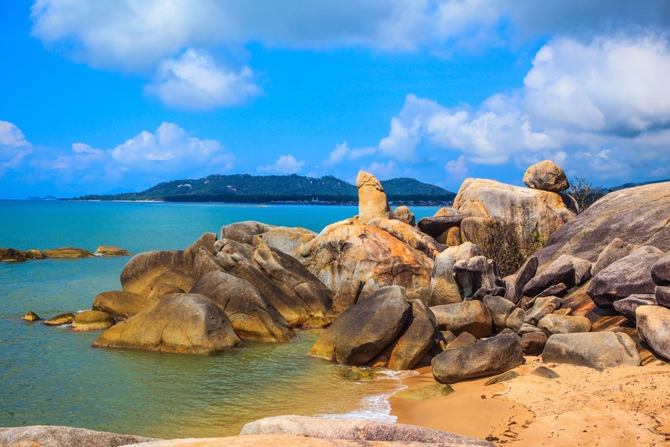 Nữ du khách khỏa thân, chụp hình phản cảm trên tảng đá thiêng hình “của quý” - 3 Tảng đá linh thiêng Hin Ta hình bộ phận nhạy cảm của nam giới