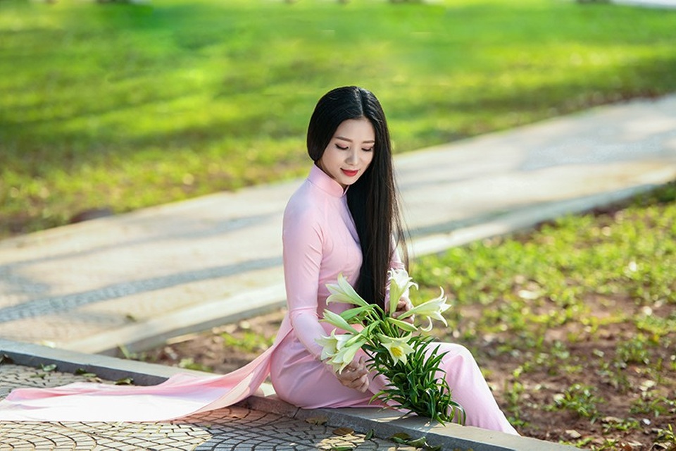 Thiếu nữ Hà Nội khoe sắc rạng ngời bên "loài hoa tháng Tư Hà Nội" - 12 Thiếu nữ Hà Nội khoe sắc rạng ngời bên "loài hoa tháng Tư Hà Nội" - 12