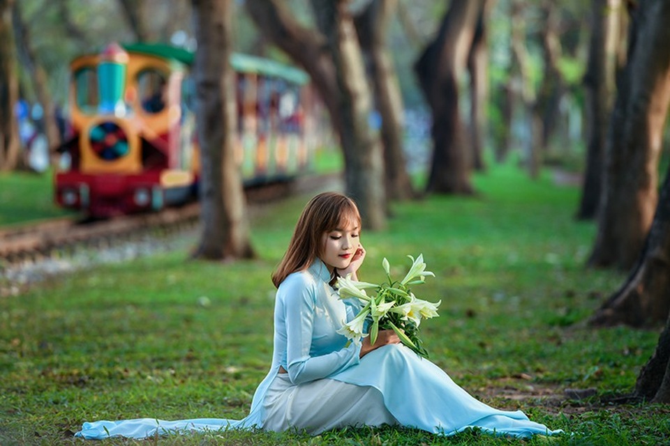 Thiếu nữ Hà Nội khoe sắc rạng ngời bên "loài hoa tháng Tư Hà Nội" - 11 Thiếu nữ Hà Nội khoe sắc rạng ngời bên "loài hoa tháng Tư Hà Nội" - 11