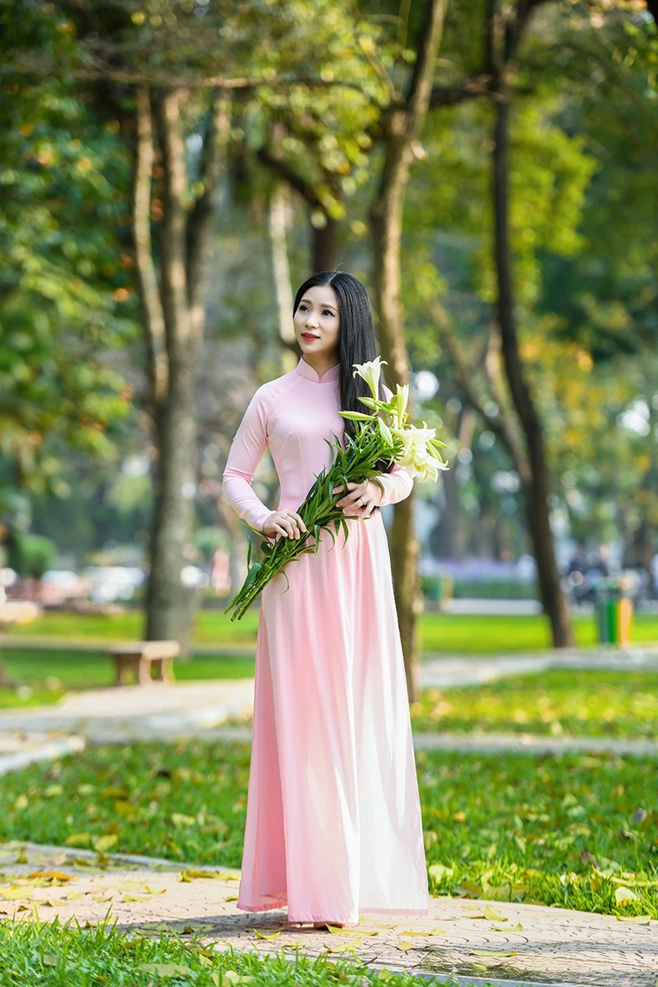 Thiếu nữ Hà Nội khoe sắc rạng ngời bên "loài hoa tháng Tư Hà Nội" - 7 Thiếu nữ Hà Nội khoe sắc rạng ngời bên "loài hoa tháng Tư Hà Nội" - 7