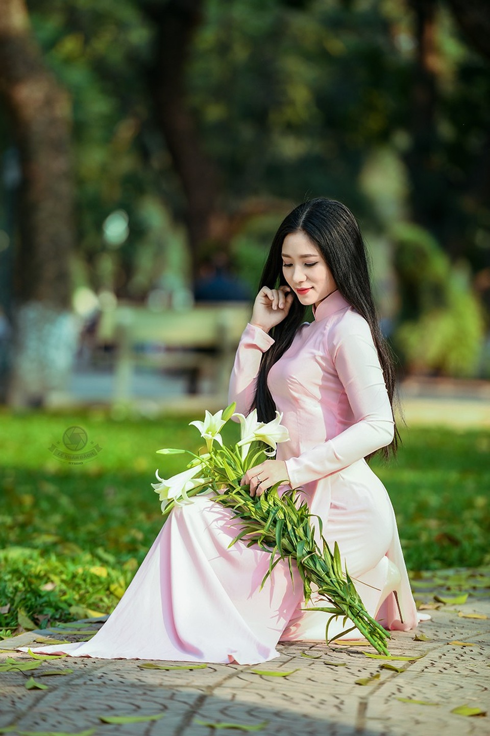 Thiếu nữ Hà Nội khoe sắc rạng ngời bên "loài hoa tháng Tư Hà Nội" - 5 Hoa loa kèn đang là cảm hứng chụp ảnh cho các cô gái Hà thành.