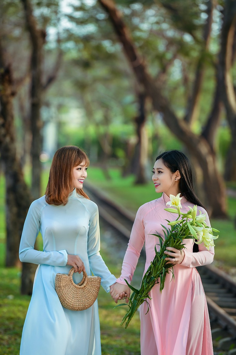 Thiếu nữ Hà Nội khoe sắc rạng ngời bên "loài hoa tháng Tư Hà Nội" - 4 Hoa loa kèn đẹp nhất vào những ngày đầu mùa, khi nụ hoa mới hé nở.