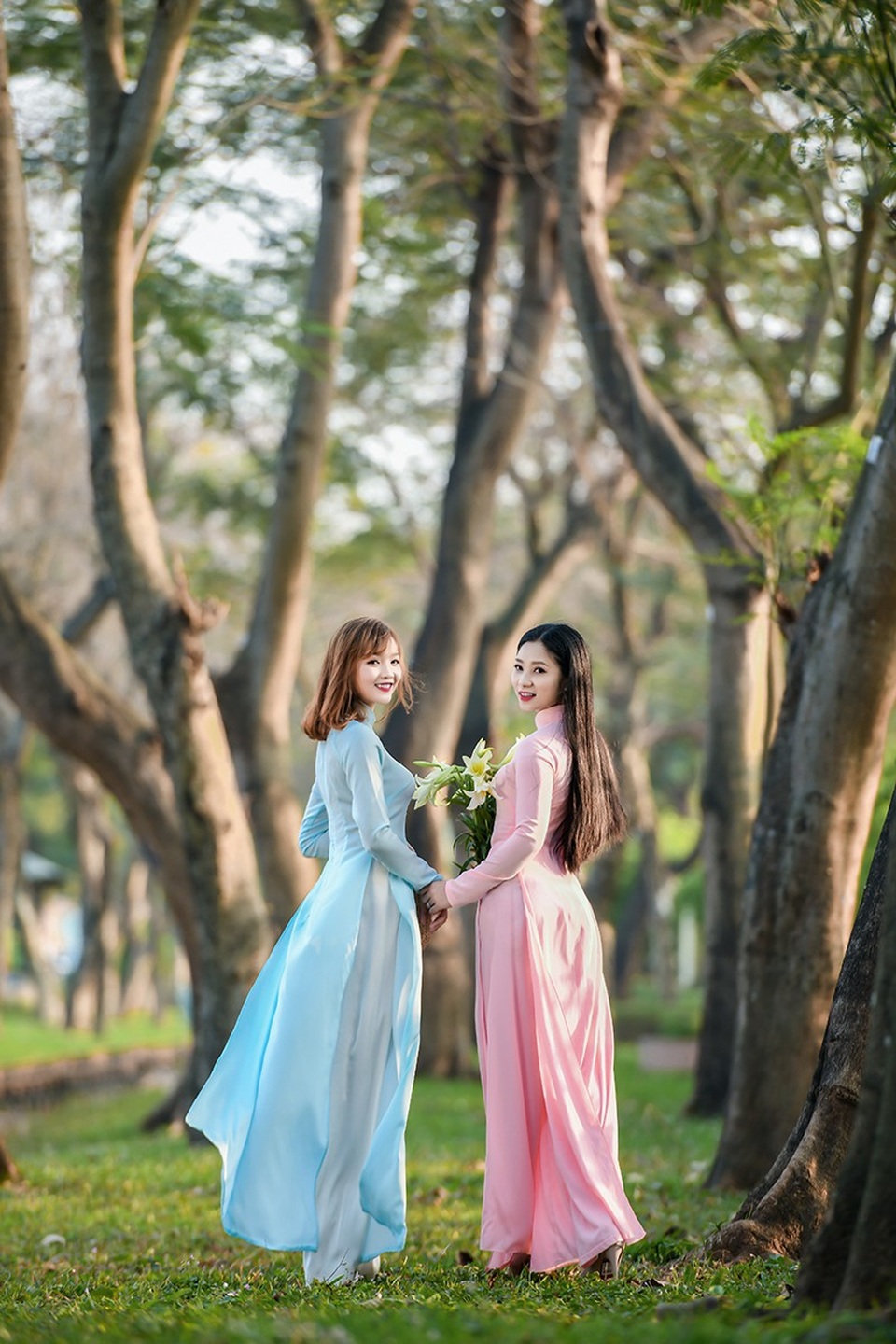 Thiếu nữ Hà Nội khoe sắc rạng ngời bên "loài hoa tháng Tư Hà Nội" - 3 Hai cô bạn Bùi Mai Phương và Dương Nhi cũng nhanh chóng nắm bắt khoảnh khắc đẹp của loài hoa này cùng với nhiếp ảnh Lê Xuân Bách.
