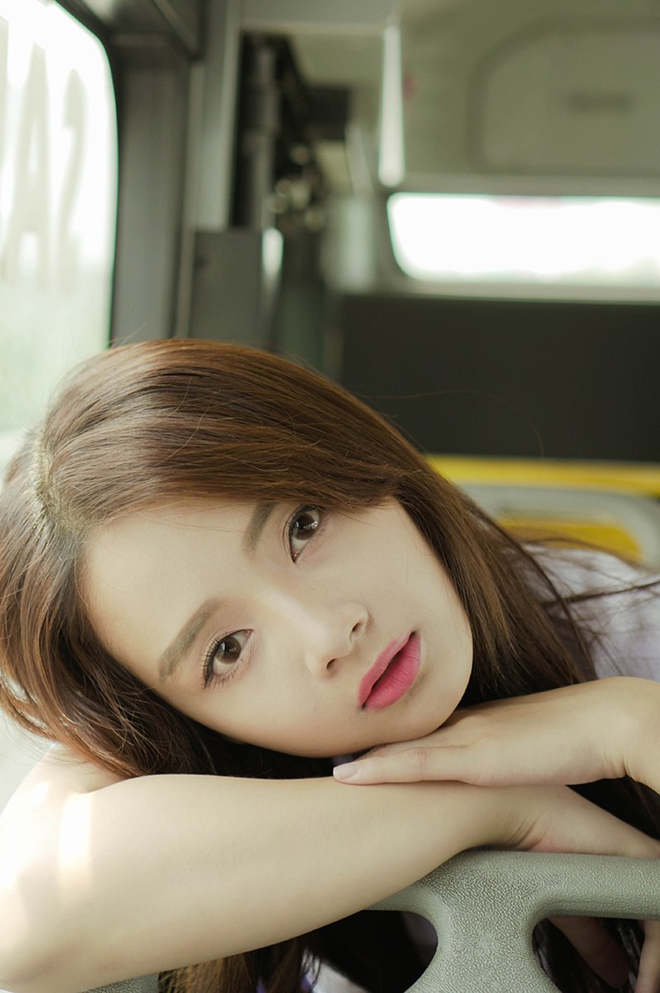 "Vẻ đẹp búp bê” của hot girl ảnh thẻ Hương Lê - 8 Bộ ảnh ngẫu hứng của hot girl ảnh thẻ hút hơn 13.000 lượt cảm xúc của cư dân mạng.