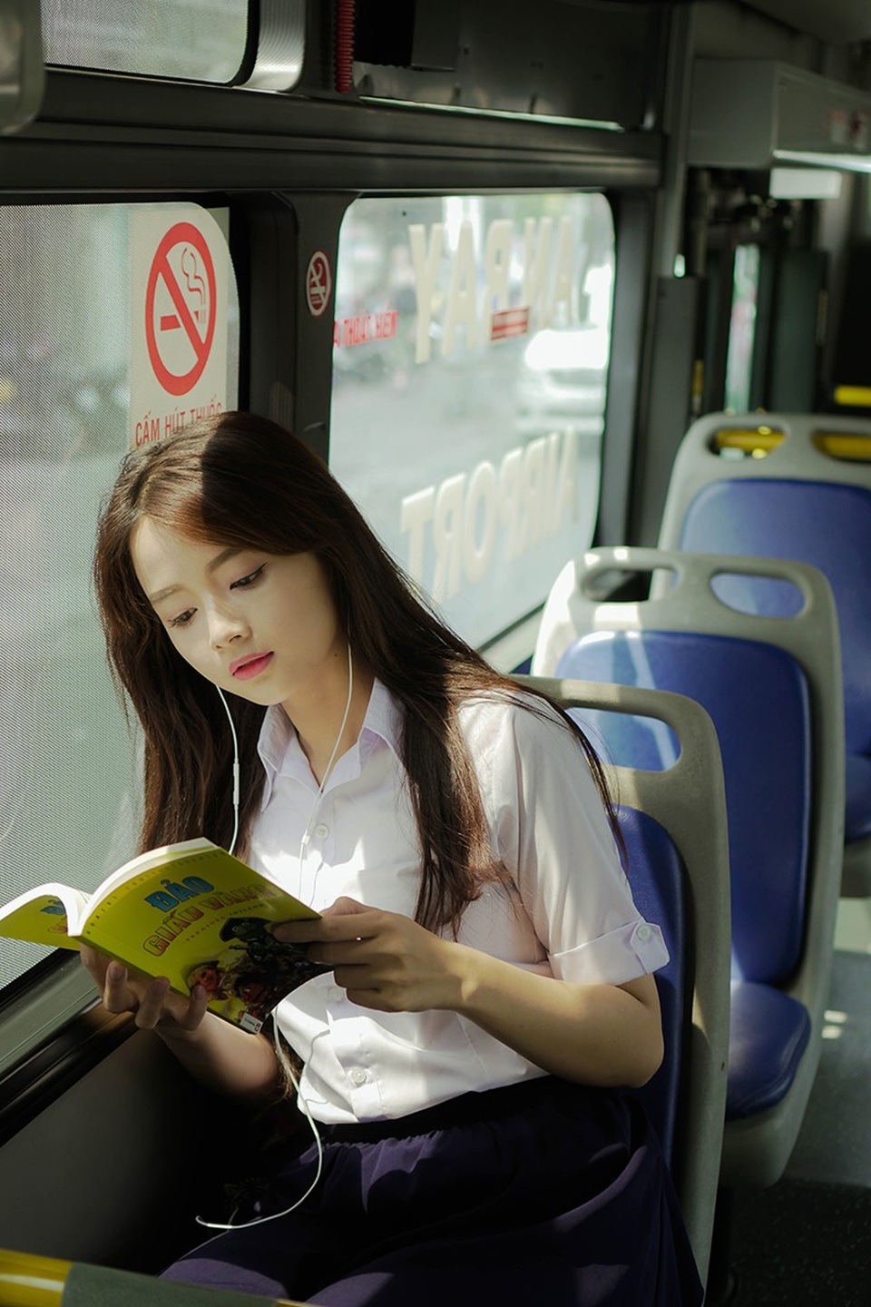 "Vẻ đẹp búp bê” của hot girl ảnh thẻ Hương Lê - 7 Giờ đây, Hương Lê còn có thêm nick-name thiên thần xe buýt.