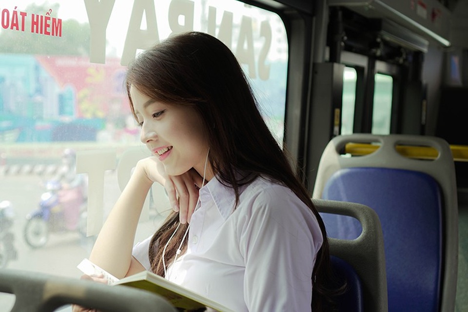 "Vẻ đẹp búp bê” của hot girl ảnh thẻ Hương Lê - 5 Bộ ảnh được chụp ngẫu hứng trên xe buýt một lần nữa khẳng định đẳng cấp vẻ đẹp búp bê của Hương Lê.