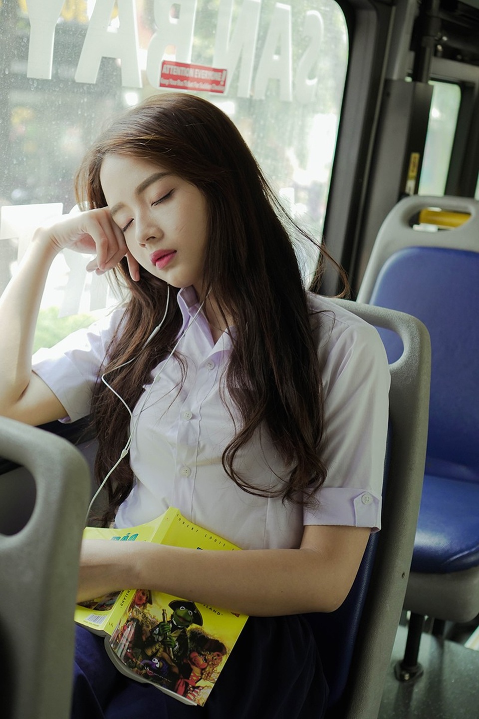"Vẻ đẹp búp bê” của hot girl ảnh thẻ Hương Lê - 3 Gần đây, Hương Lê quyết tâm theo đuổi con đường diễn xuất. Cô cũng đã góp mặt trong một số bộ phim online được giới trẻ yêu thích.