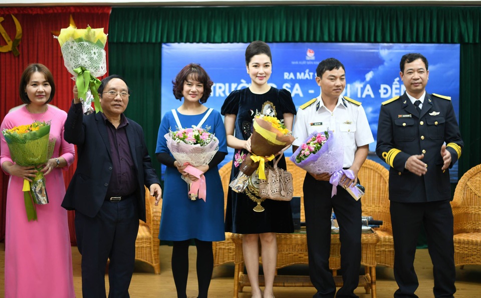 Hoa hậu Nguyễn Thị Huyền đẹp không tì vết sau thời gian “ở ẩn” - 8 Nguyễn Thị Huyền và các khách mời có mặt trong buổi ra mắt sách.