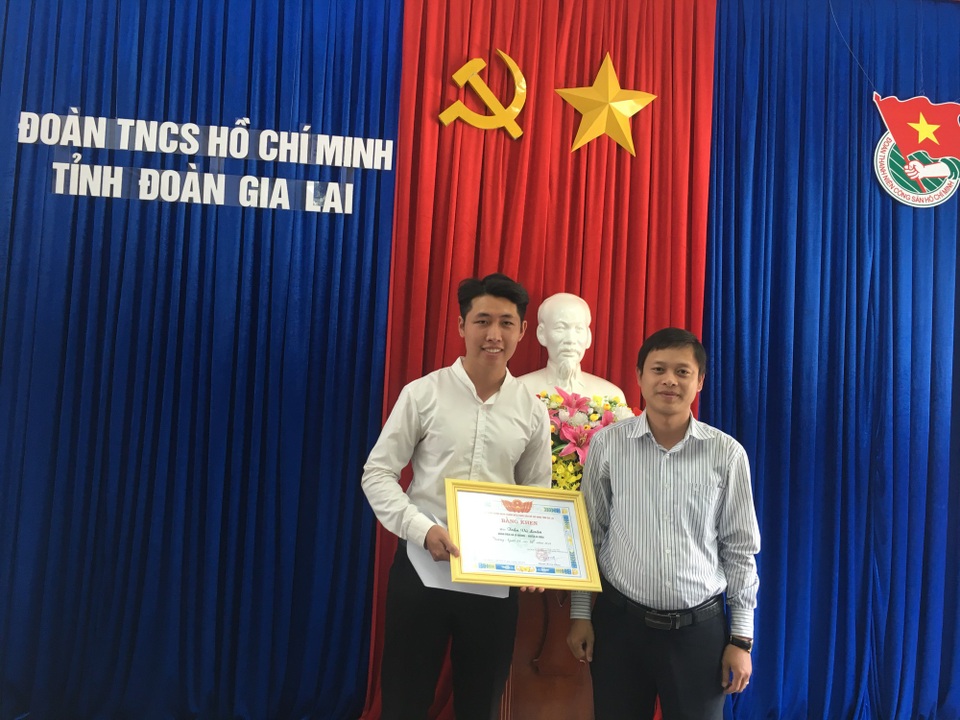 Tỉnh đoàn Gia Lai tặng bằng khen đến thầy giáo trả 88 triệu đồng cho người đánh rơi - 1 Tỉnh Đoàn tỉnh Gia Lai trao tặng bằng khen cho thanh niên nhặt được 88 triệu và trả lại cho người bị mất