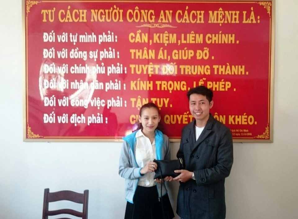 Tỉnh đoàn Gia Lai tặng bằng khen đến thầy giáo trả 88 triệu đồng cho người đánh rơi - 2
Anh Trần Vũ Luân trả lại số tiền cho người bị mất.