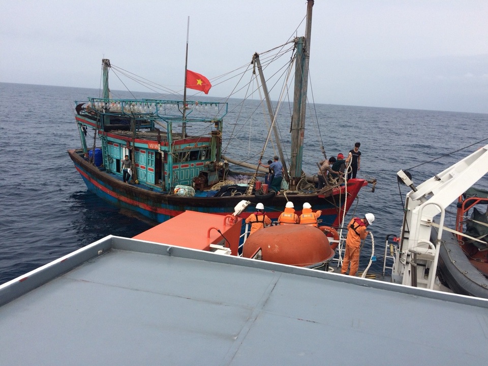 Cứu sống 8 ngư dân trôi sạt suốt 3 ngày trên vùng biển Hà Tĩnh - 1 Lực lượng chức năng tiếp cận tàu cá gặp nạn