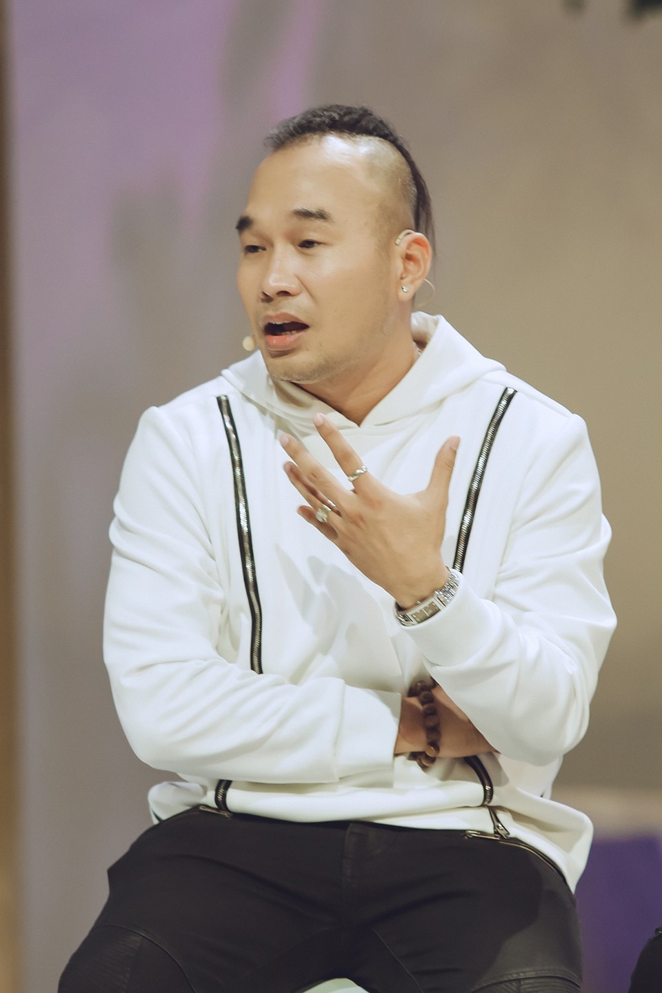 Hôn nhân người trắc trở, dở dang, người hạnh phúc viên mãn của nhóm nhạc MTV - 2 Anh Tuấn được biết đến là người có tính cách hiền lành, chân thật.