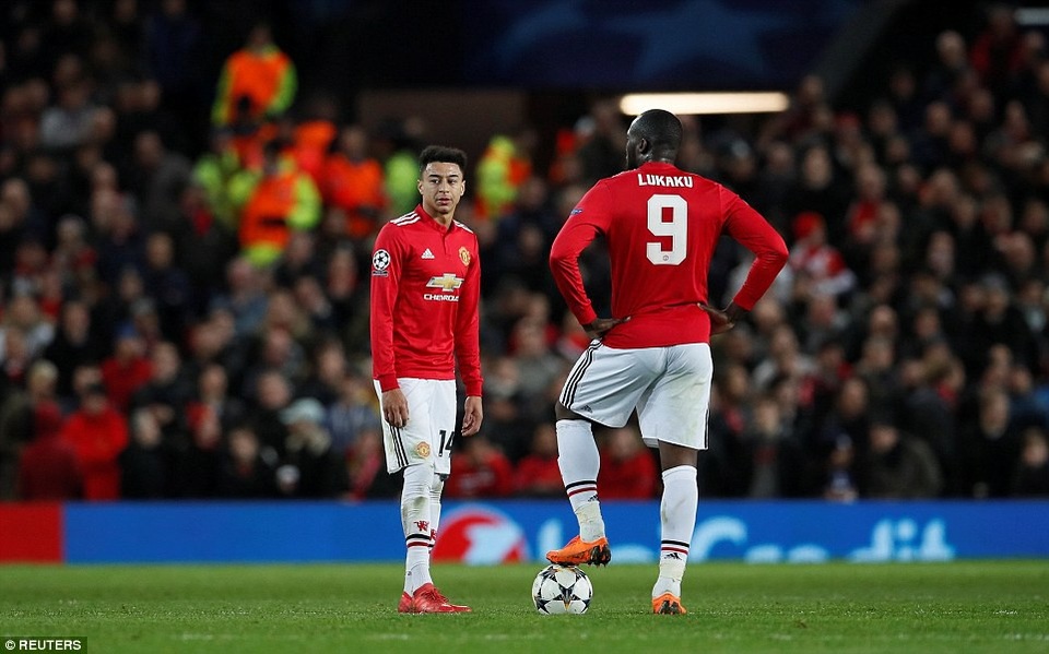 MU 1-2 Sevilla: Địa chấn ở Old Trafford - 2
Cầu thủ MU buồn bã giao bóng sau khi đội nhà bị thủng lưới
