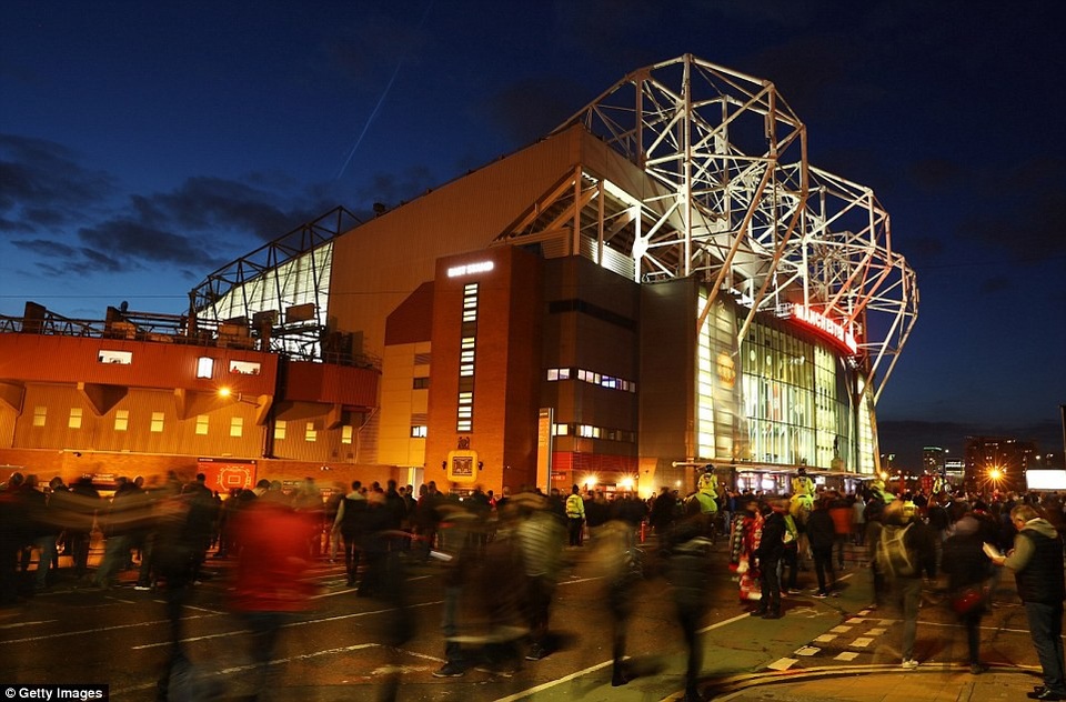 Nhìn lại trận thua đau đớn của MU trước Sevilla tại Old Trafford - 1
Old Trafford rực rỡ ánh đèn trước giờ bóng lăn, người hâm mộ MU rất kì vọng vào chiến thắng của đội nhà. Quỷ đỏ có mọi sự thuận lợi trước trận lượt về vòng 1/8 Champions League