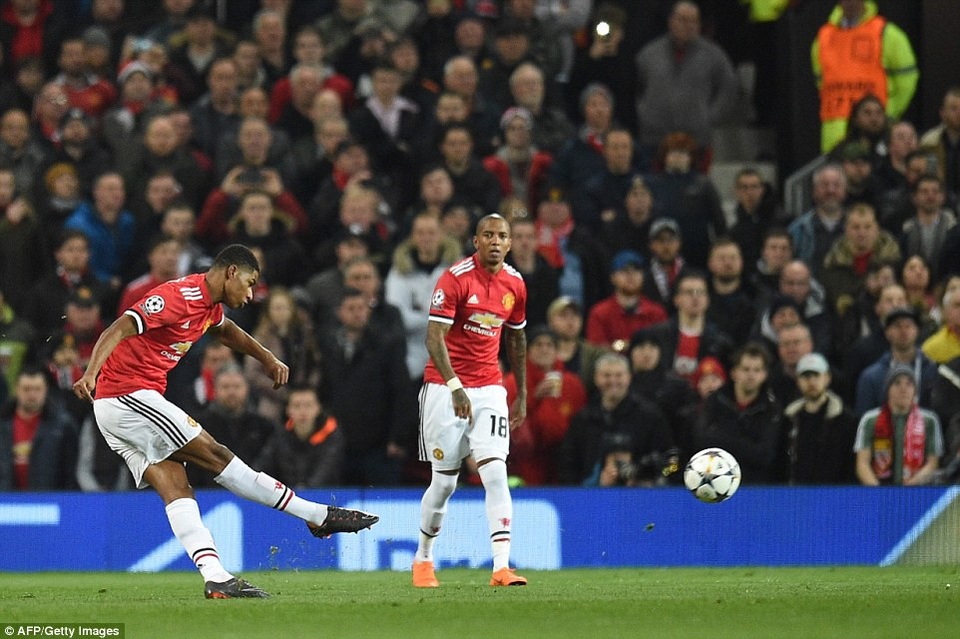 Nhìn lại trận thua đau đớn của MU trước Sevilla tại Old Trafford - 3
Rashford (trái) tiếp tục được Mourinho tin tưởng trao suất đá chính trong trận thứ hai liên tiếp. Trước đó, trong năm 2018 cầu thủ trẻ người Anh chưa từng đá chính trong đội hình MU