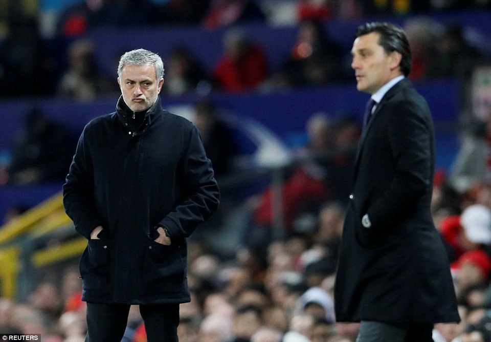 Nhìn lại trận thua đau đớn của MU trước Sevilla tại Old Trafford - 4
Mourinho (trái) khá im lìm khi gặp đối thủ khiến ông bế tắc. MU chơi quá nhạt trước Sevilla