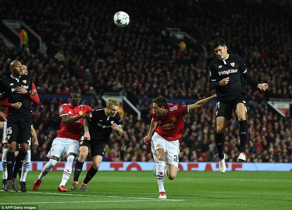 Nhìn lại trận thua đau đớn của MU trước Sevilla tại Old Trafford - 5
Ngay phút thứ 8, Correa (phải) đánh đầu vọt xà ngang. Lượt đi, Correa khuấy đảo tan nát hàng thủ của MU bằng những tình huống đi bóng tốc độ, kĩ thuật, nhưng anh dứt điểm lại kém