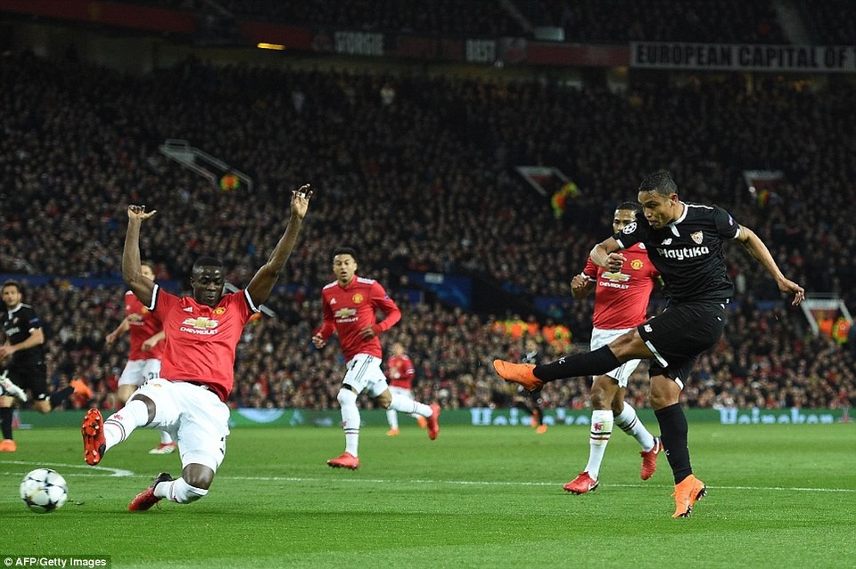 Nhìn lại trận thua đau đớn của MU trước Sevilla tại Old Trafford - 7
Sevilla có khá nhiều pha phản công tốt. Luis Muriel (phải) dứt điểm từ trong vòng cấm địa đưa bóng vào cạnh lưới