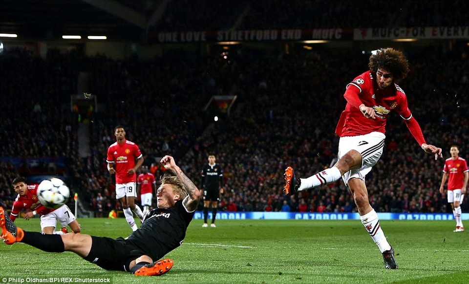 Nhìn lại trận thua đau đớn của MU trước Sevilla tại Old Trafford - 9
Pha dứt điểm tốt nhất của MU trong hiệp một thuộc về Fellaini. Tuy nhiên, cú sút băm bổ của cầu thủ người Bỉ không thắng được thủ thành Rico