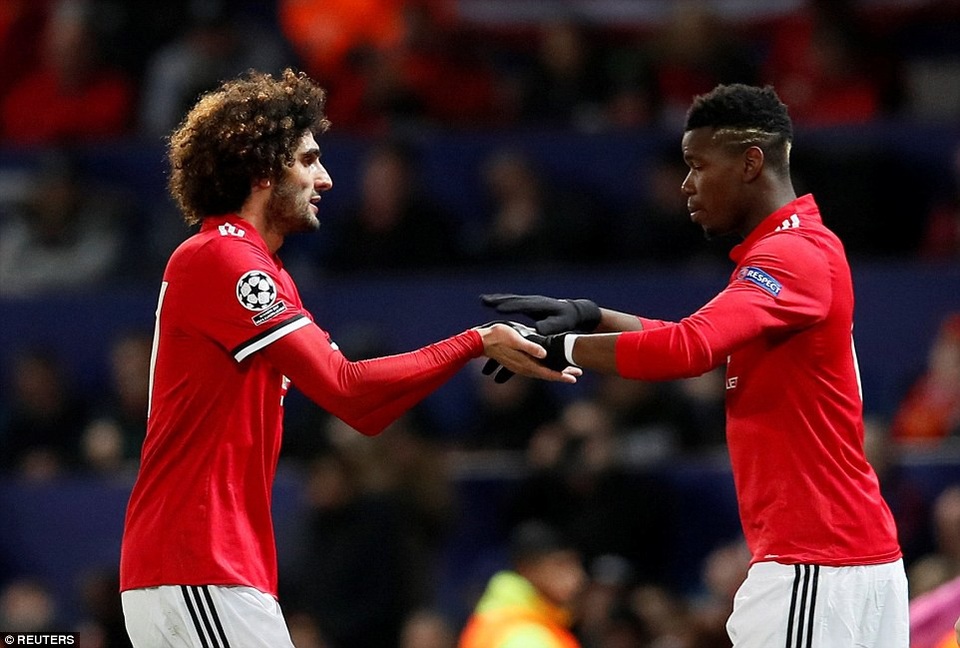 "Sự hèn nhát" của Mourinho đang kéo tụt MU - 2
Không ai hiểu vì sao Mourinho lại sử dụng Fellaini (trái) ở đội hình xuất phát của MU ở trận gặp Sevilla