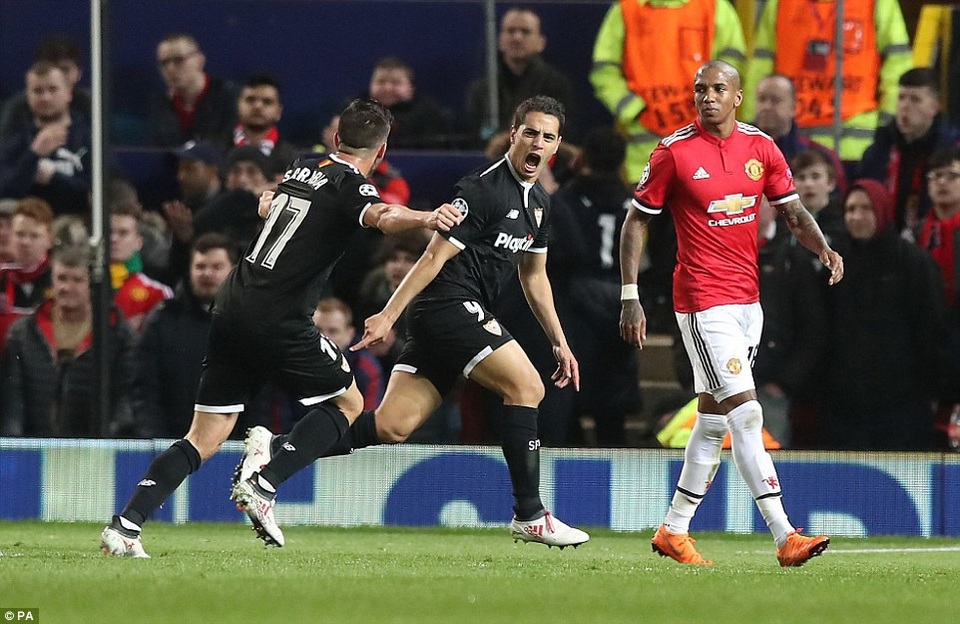 Nhìn lại trận thua đau đớn của MU trước Sevilla tại Old Trafford - 13
Ben Yedder (giữa) ăn mừng sau khi ghi bàn vào lưới MU
