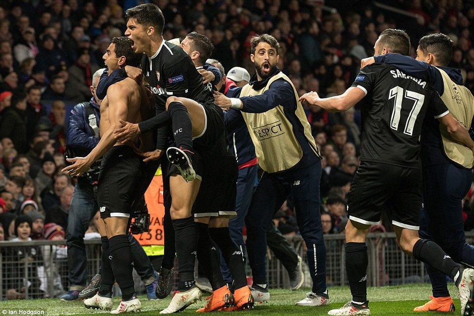Nhìn lại trận thua đau đớn của MU trước Sevilla tại Old Trafford - 17
Niềm vui vỡ òa của các cầu thủ Sevilla, họ biết hai bàn thắng là quá đủ để đội bóng này vào tứ kết