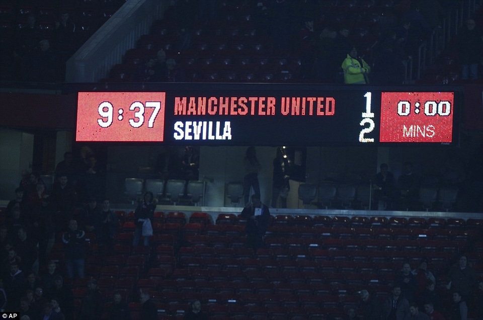 Nhìn lại trận thua đau đớn của MU trước Sevilla tại Old Trafford - 20
Sau sáu năm, MU mới lại thua một đội bóng Tây Ban Nha trên sân nhà ở Champions League và cùng tỉ số 1-2