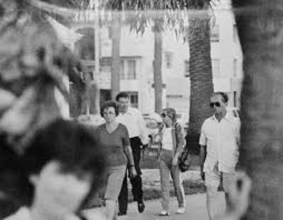 Điệp viên "sói già" của FBI sa bẫy như thế nào? - 2
Việc mua sắm khá phóng tay đã khiến Richard W. Miller (người đàn ông bên trái) bị chú ý